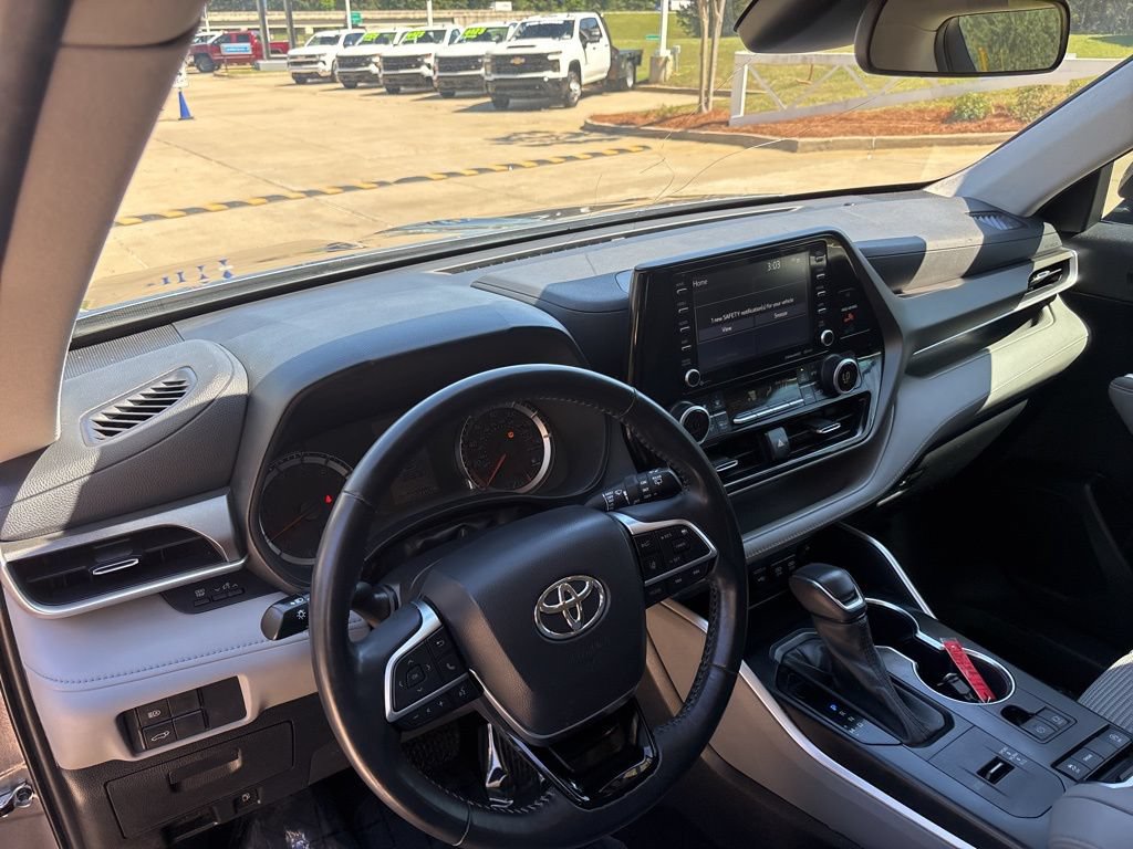 Used 2021 Toyota Highlander LE FWD image 27
