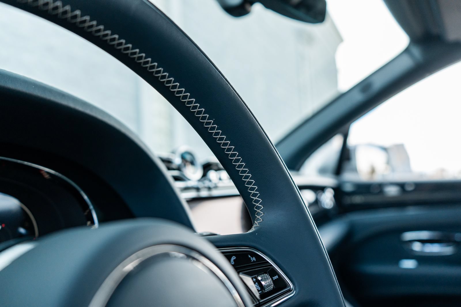 Certified 2023 Bentley Bentayga Extended Wheelbase AWD/4WD image 32