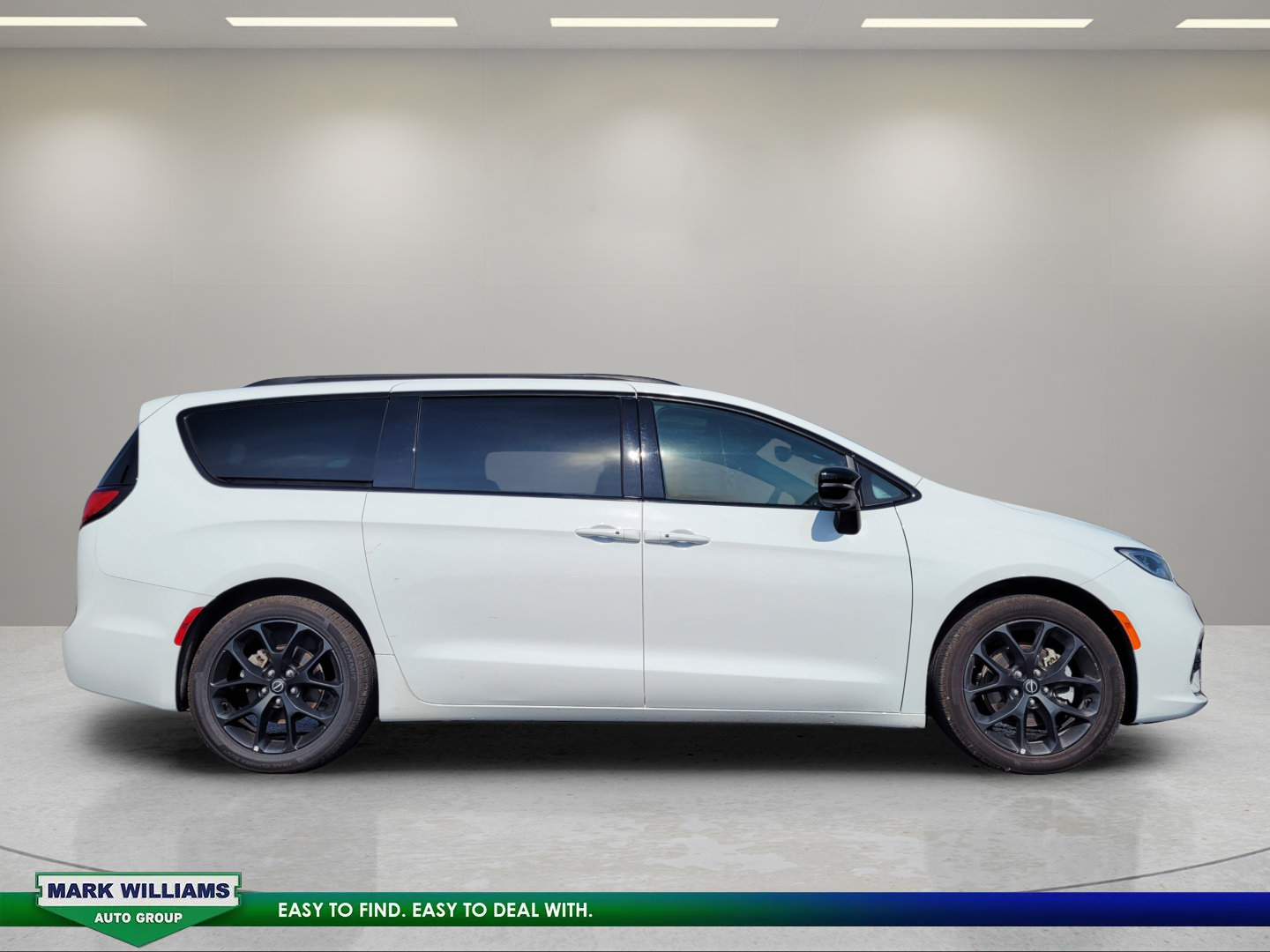 Used 2025 Chrysler Pacifica Limited FWD image 2