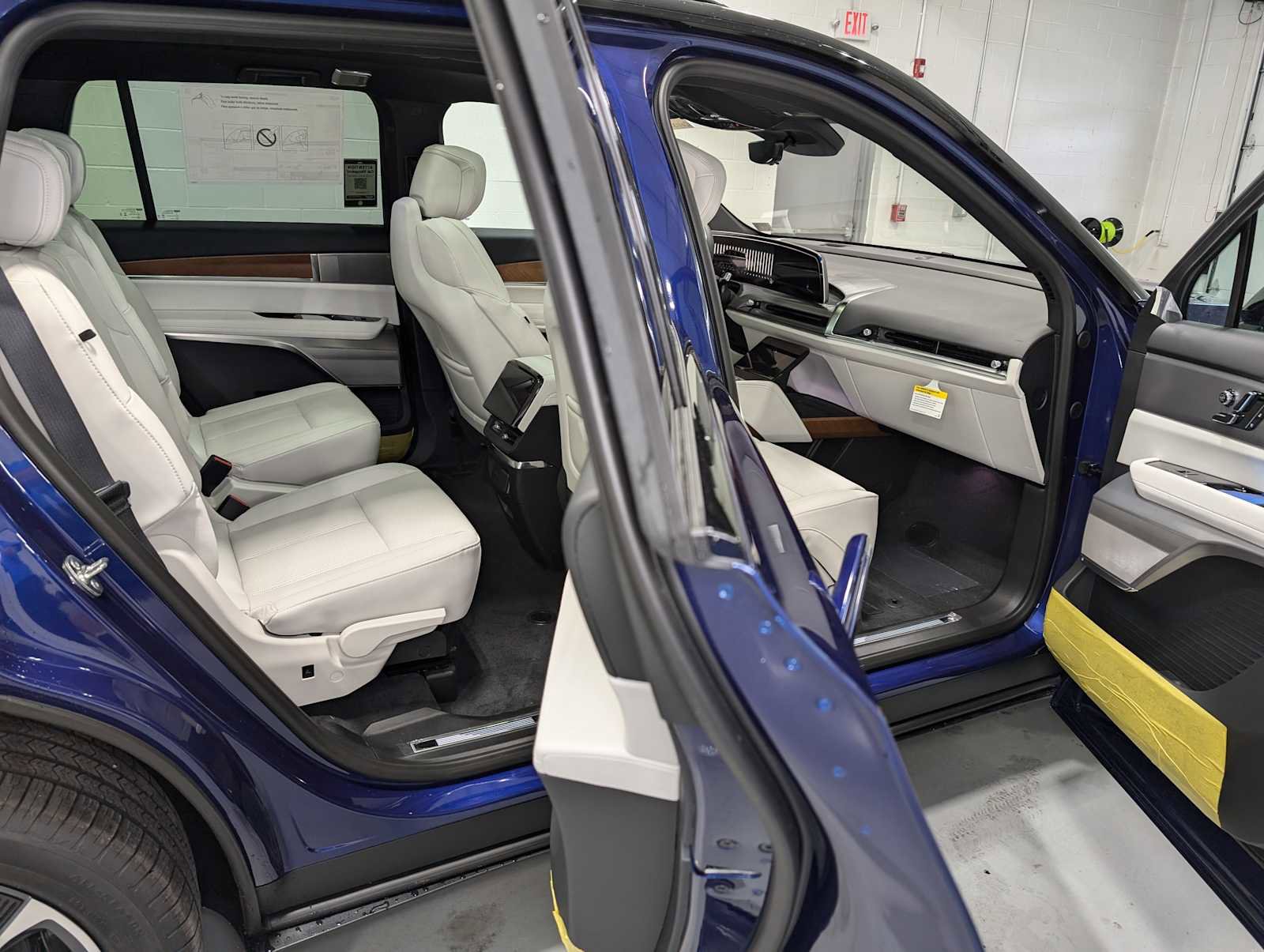 New 2026 Cadillac Vistiq Sport w/ LPO, Floor Liner Package image 6