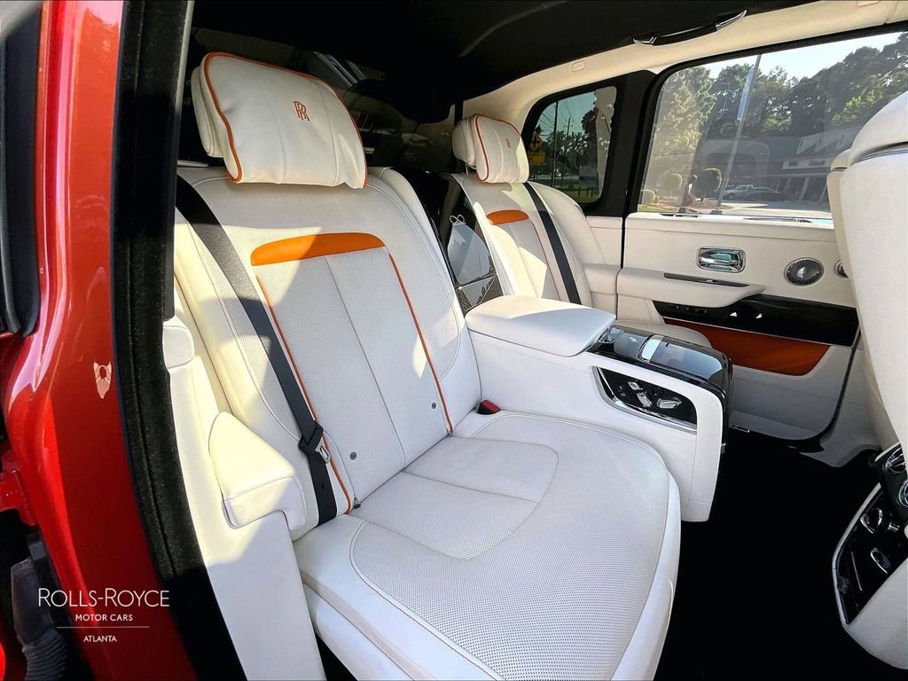 Used 2022 Rolls-Royce Cullinan Black Badge w/ Dark Exterior Package AWD/4WD image 26
