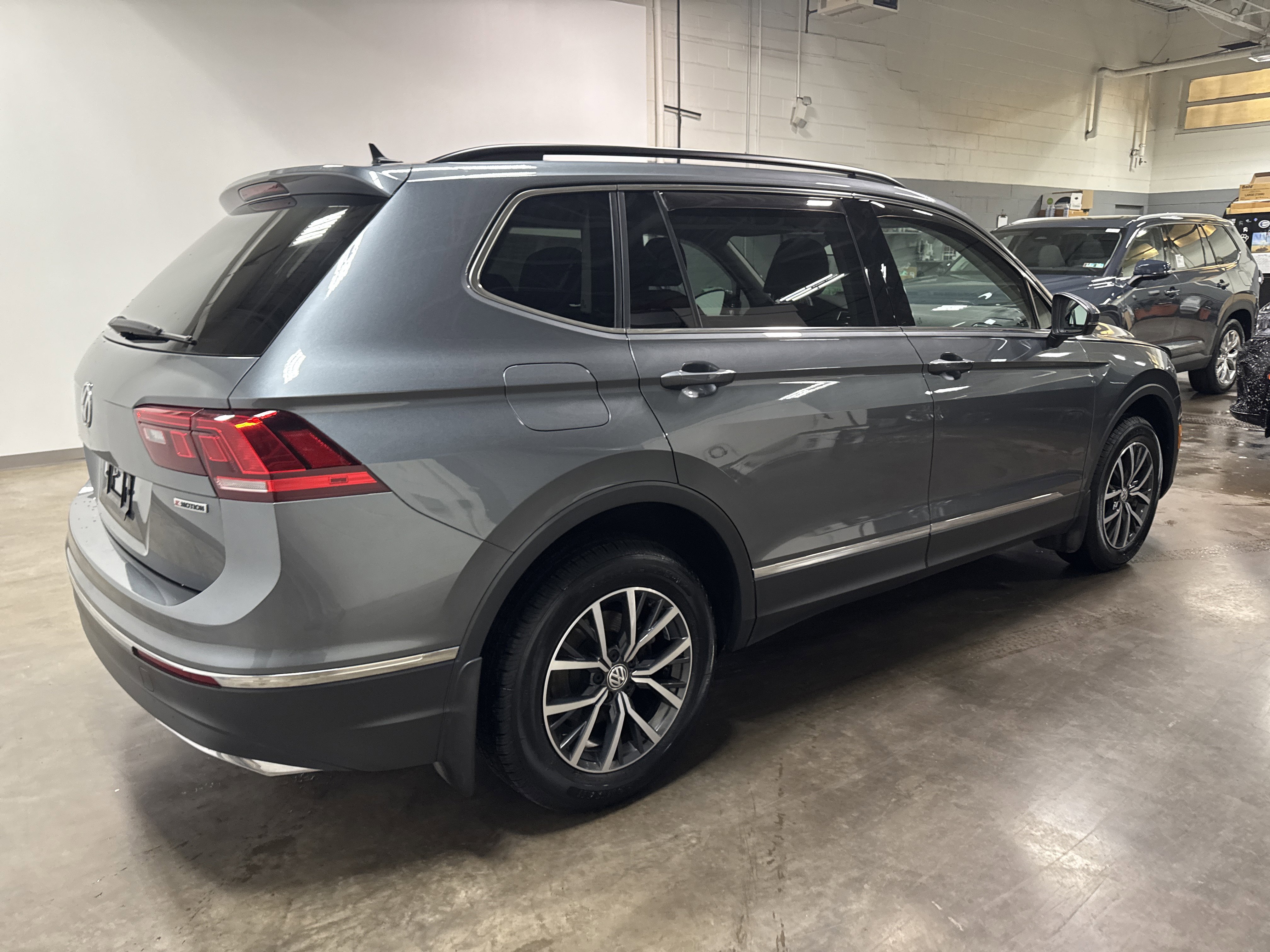 Used 2020 Volkswagen Tiguan SE w/ Panoramic Sunroof Package video 3