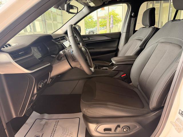 Used 2024 Jeep Grand Cherokee Laredo X w/ Luxury Tech Group I AWD/4WD image 11