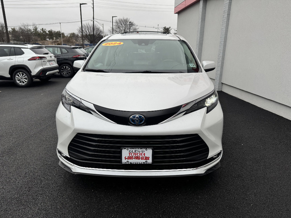 Used 2024 Toyota Sienna XLE w/ XLE Plus Package image 3