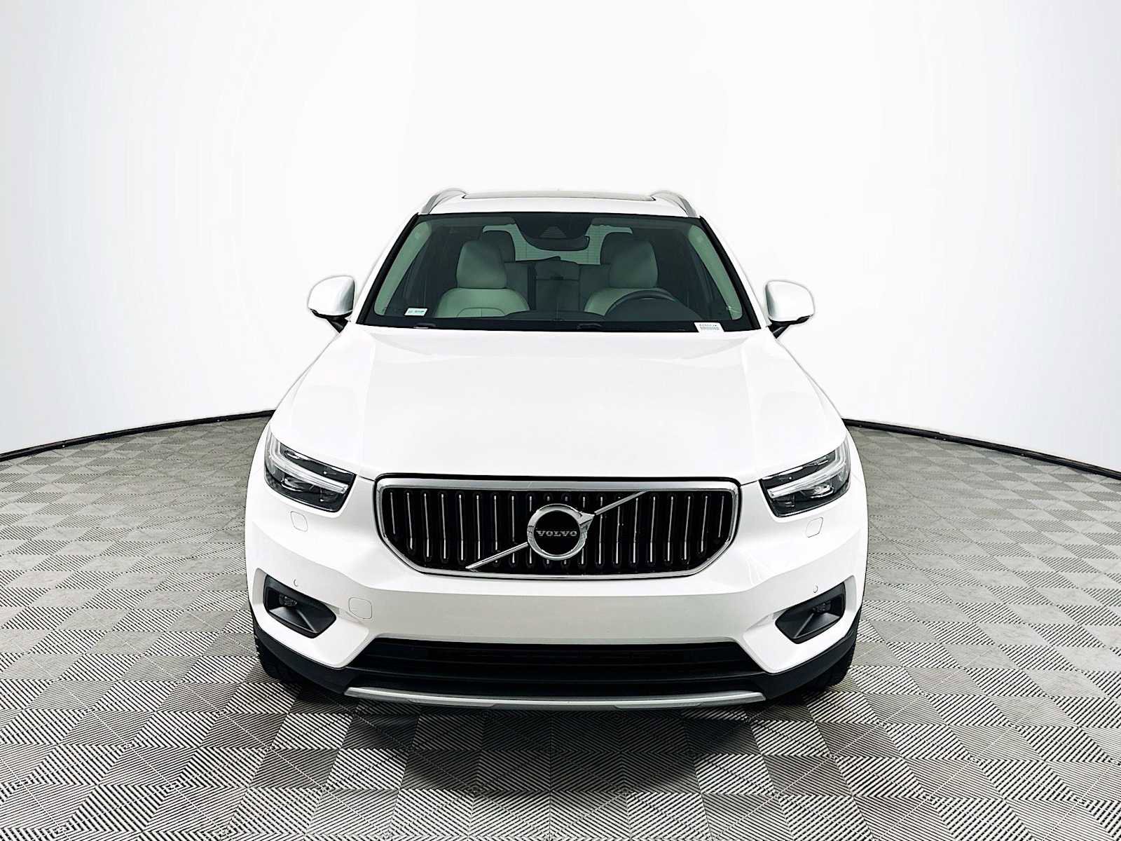 Used 2022 Volvo XC40 T4 Inscription w/ Climate Package FWD image 2