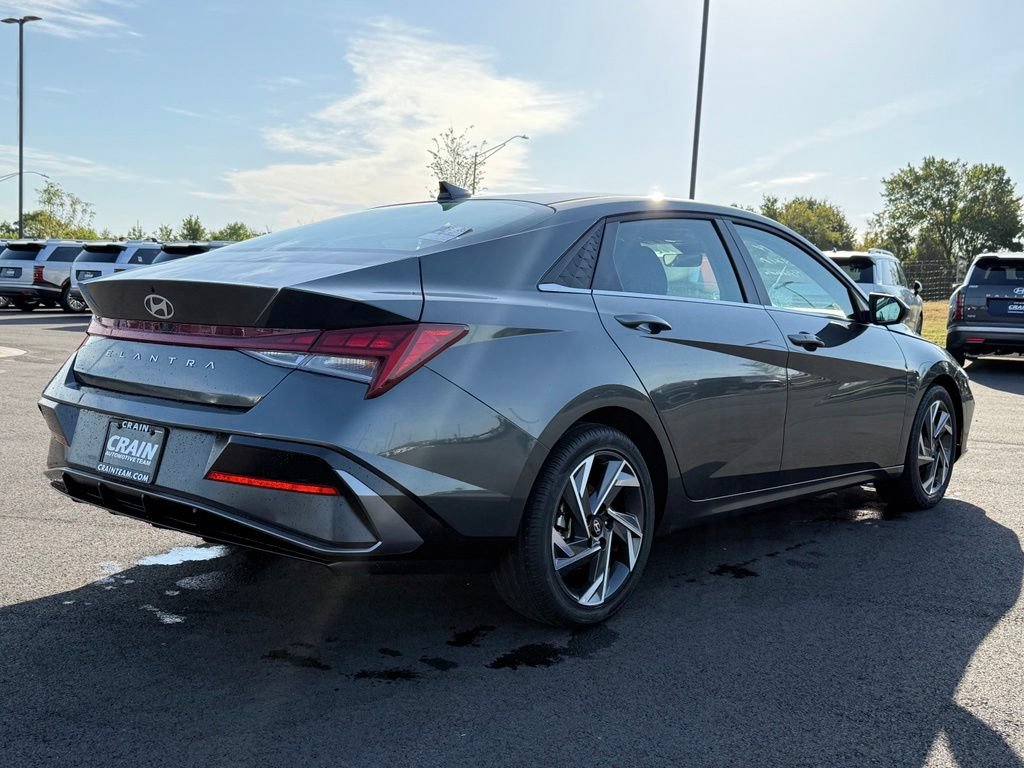 Used 2025 Hyundai Elantra SEL FWD image 5