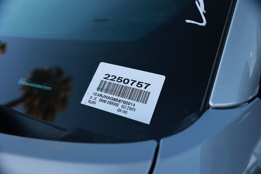 New 2025 Jeep Grand Cherokee Altitude image 33