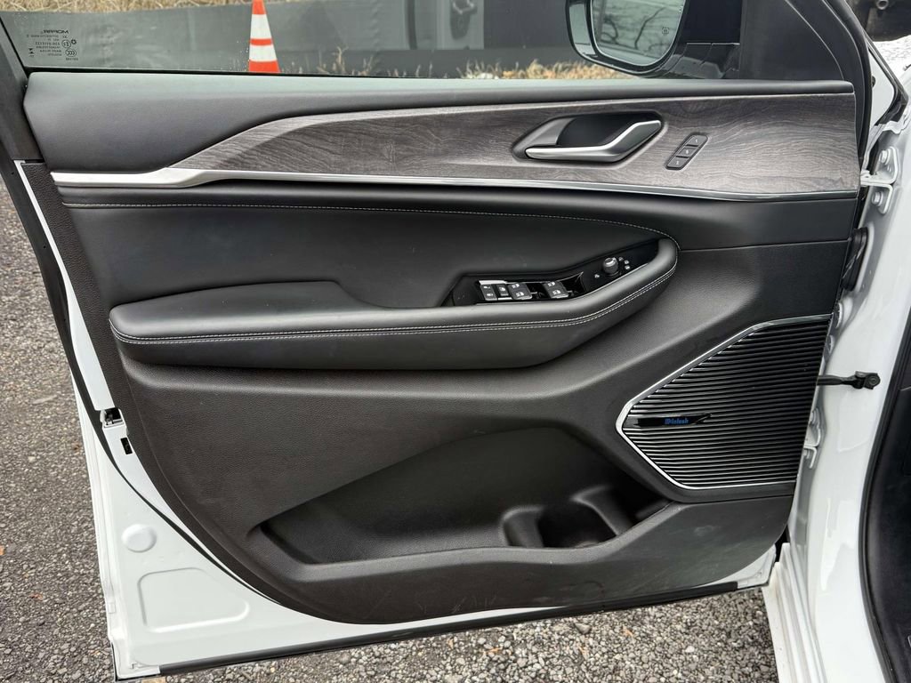 Used 2023 Jeep Grand Cherokee Overland image 13