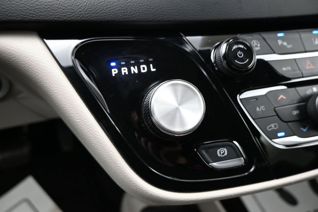 Used 2023 Chrysler Pacifica Touring-L FWD image 22