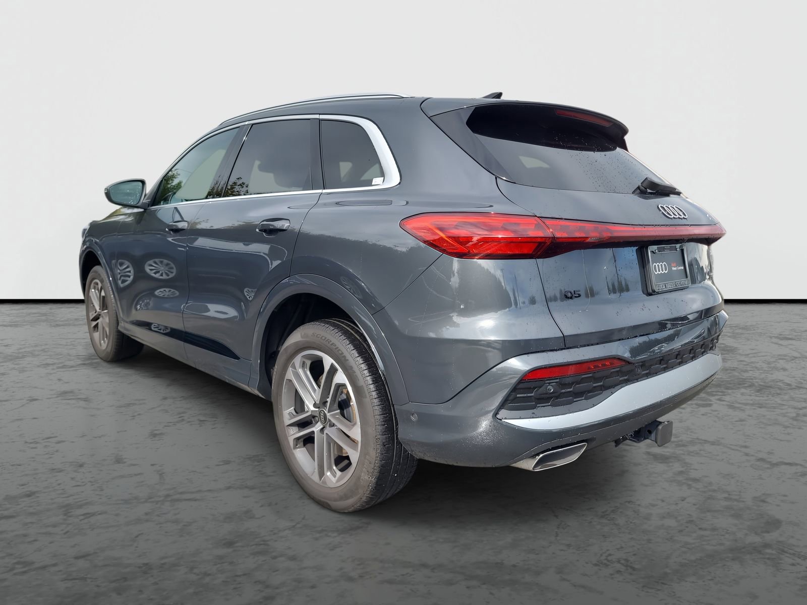 Used 2025 Audi Q5 Premium w/ Convenience Package image 3