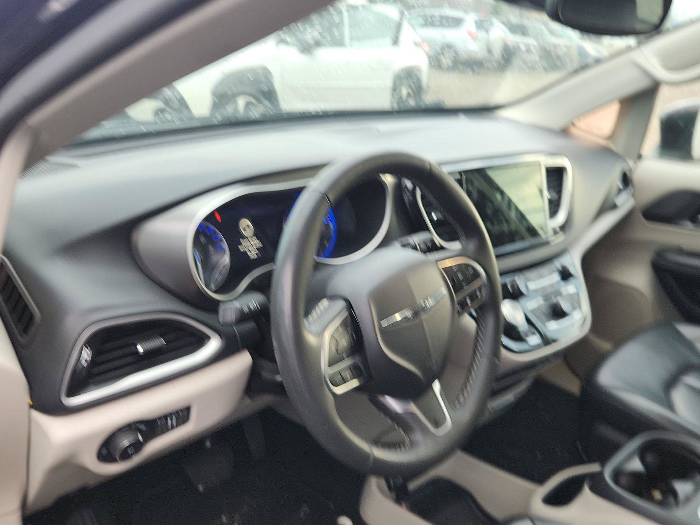 Used 2023 Chrysler Pacifica Touring-L FWD image 12