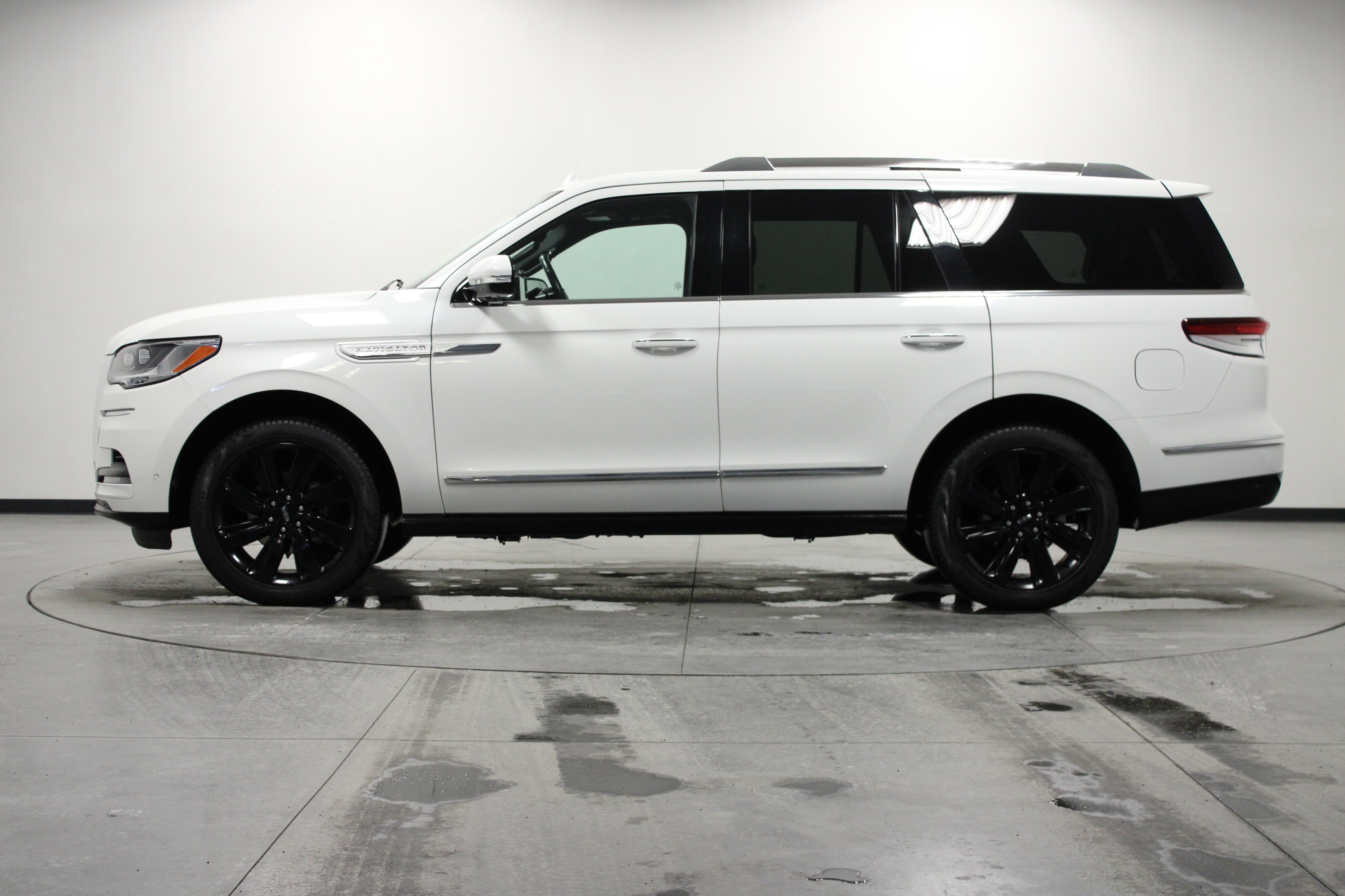 Used 2023 Lincoln Navigator Reserve AWD/4WD image 7
