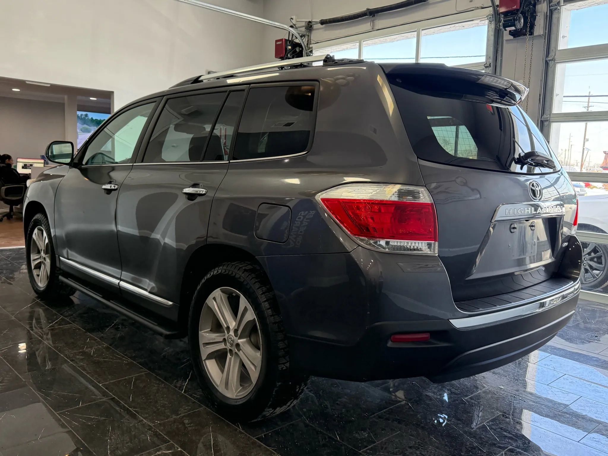 Used 2012 Toyota Highlander Limited w/ Tow Pkg image 4