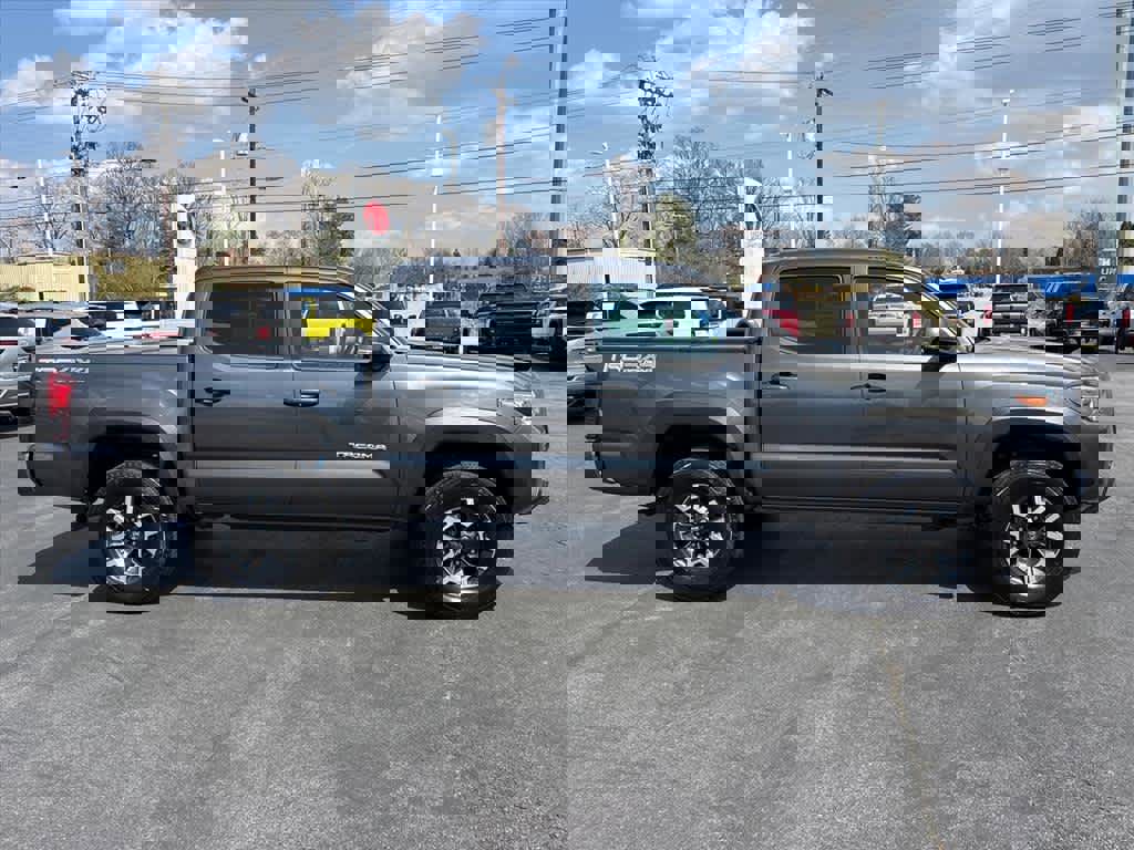 Used 2018 Toyota Tacoma TRD Off-Road image 2