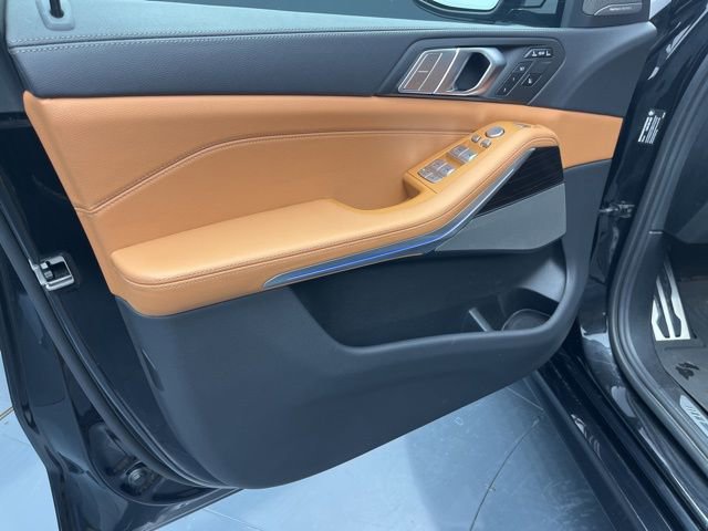 Used 2021 BMW X7 M50i w/ Cold Weather Package image 10