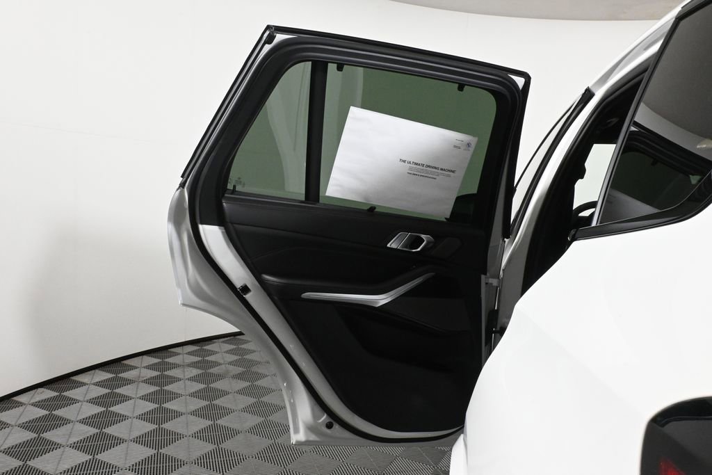 Used 2026 BMW X5 xDrive40i w/ M Sport Package image 32