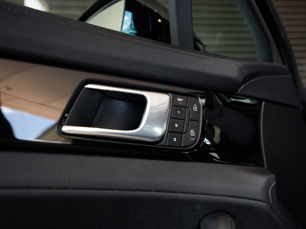 Certified 2023 Porsche Panamera image 21