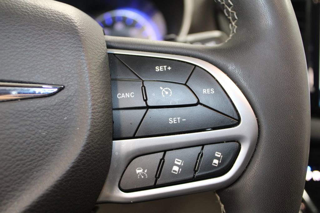 Used 2024 Chrysler Pacifica Touring-L image 14