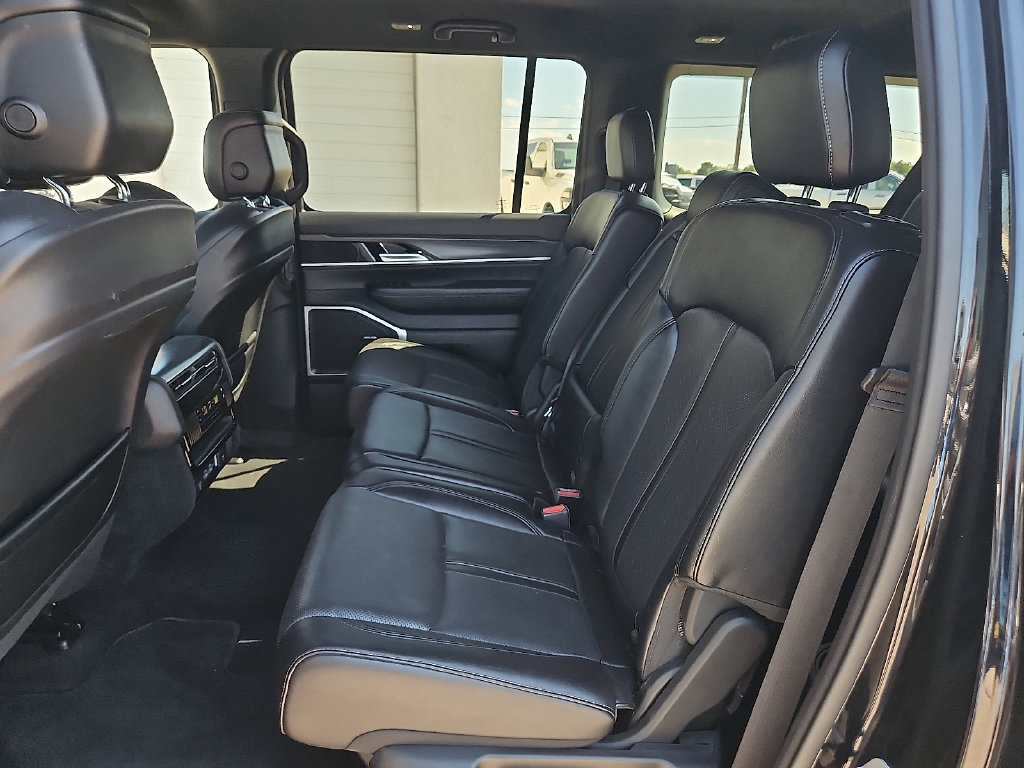 Used 2024 Jeep Wagoneer L Series II w/ Flexible Seating Group AWD/4WD image 10