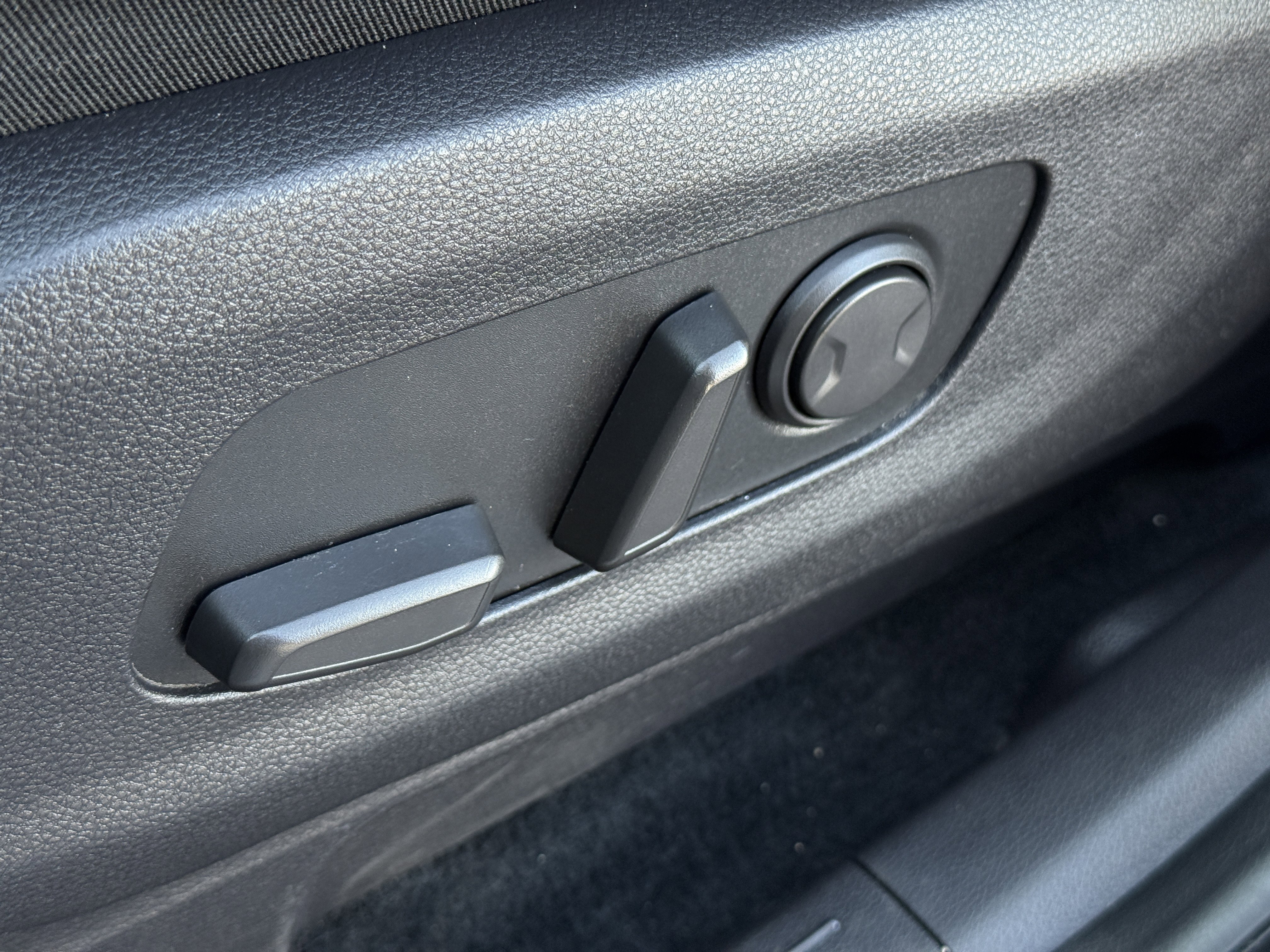 Used 2022 Kia Carnival EX image 29