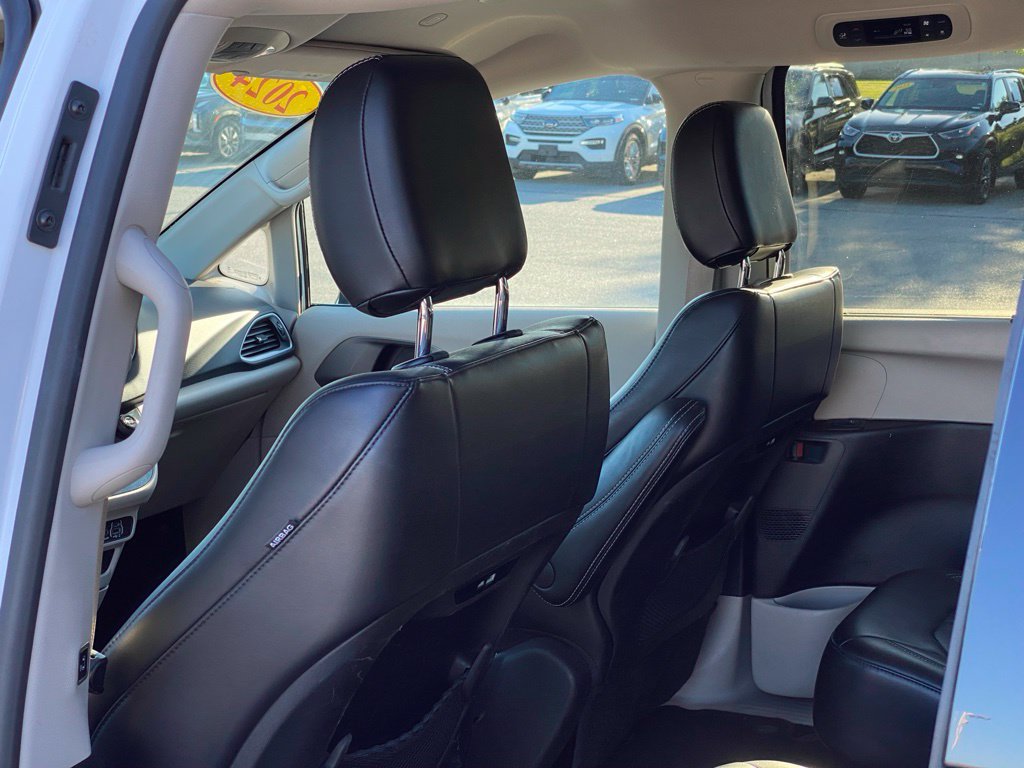 Used 2024 Chrysler Pacifica Touring-L FWD image 27