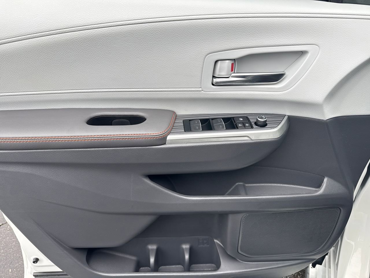 Used 2024 Toyota Sienna XSE image 16