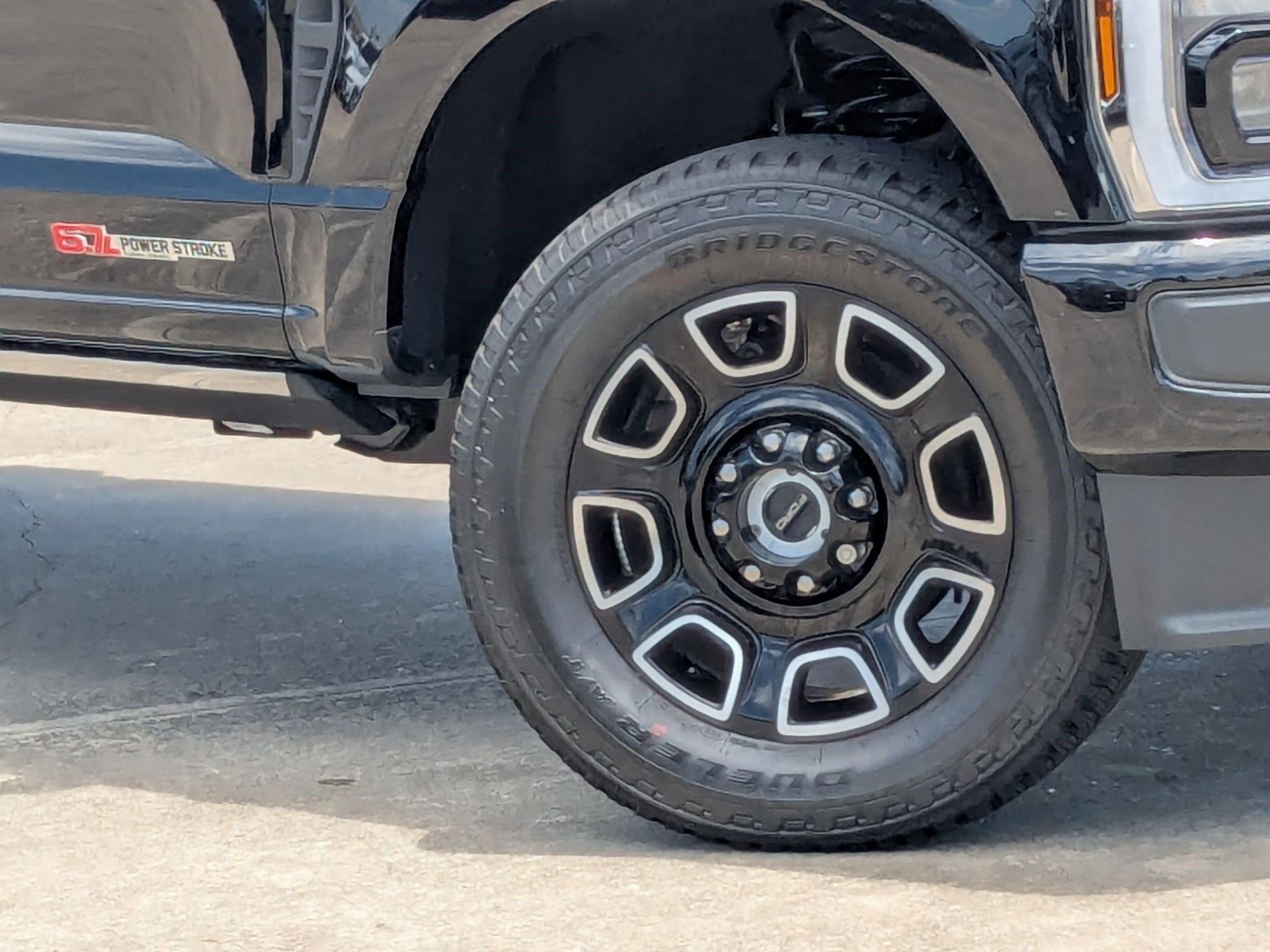 Used 2025 Ford F350 Platinum w/ FX4 Off-Road Package image 12