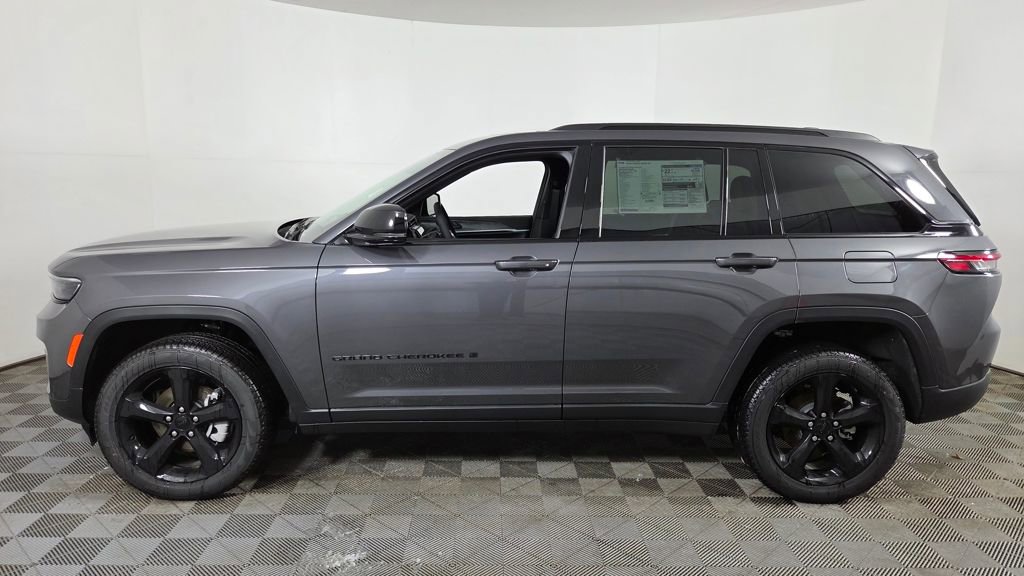 New 2025 Jeep Grand Cherokee Limited w/ Black Appearance Package image 4