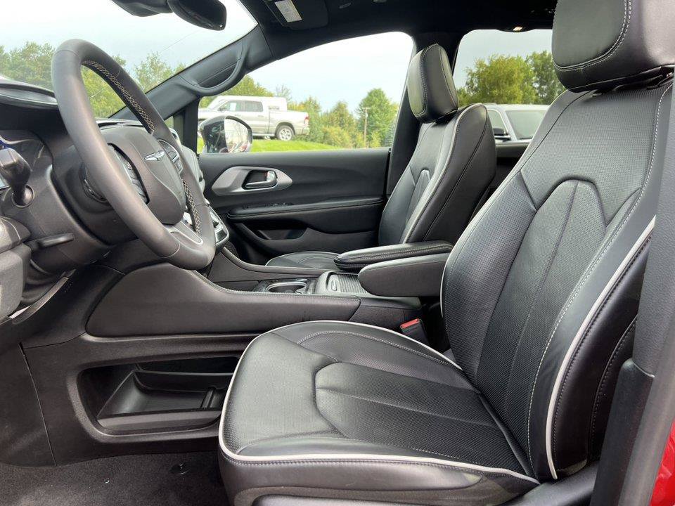 Used 2026 Chrysler Pacifica Limited FWD image 3
