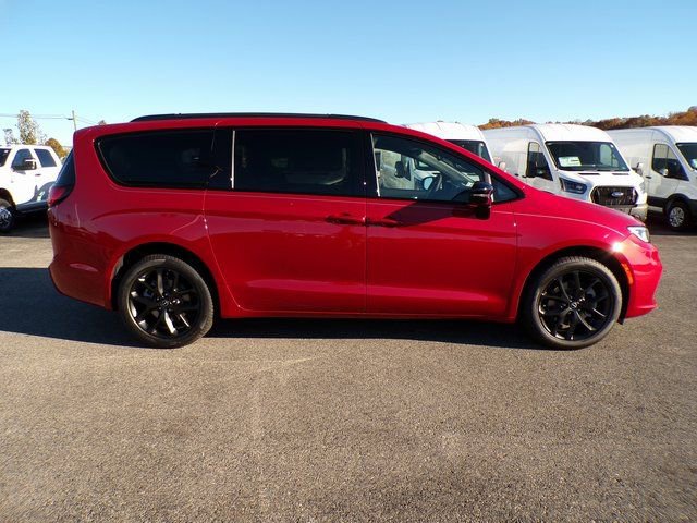 New 2026 Chrysler Pacifica Limited w/ S Appearance Package AWD/4WD image 5