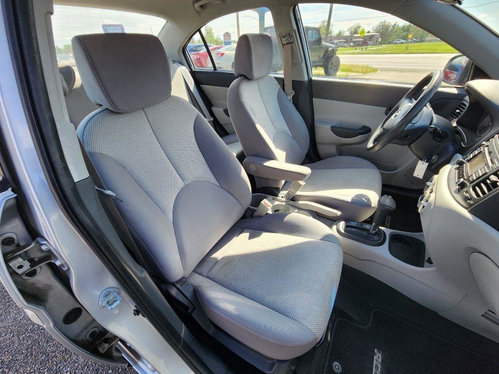 Used 2011 Hyundai Accent GLS FWD image 16