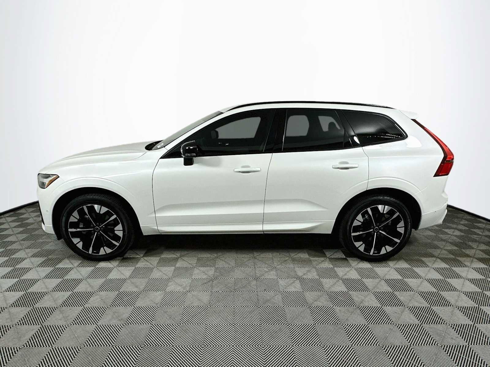 Used 2026 Volvo XC60 B5 Plus w/ Protection Package Premier AWD/4WD image 4