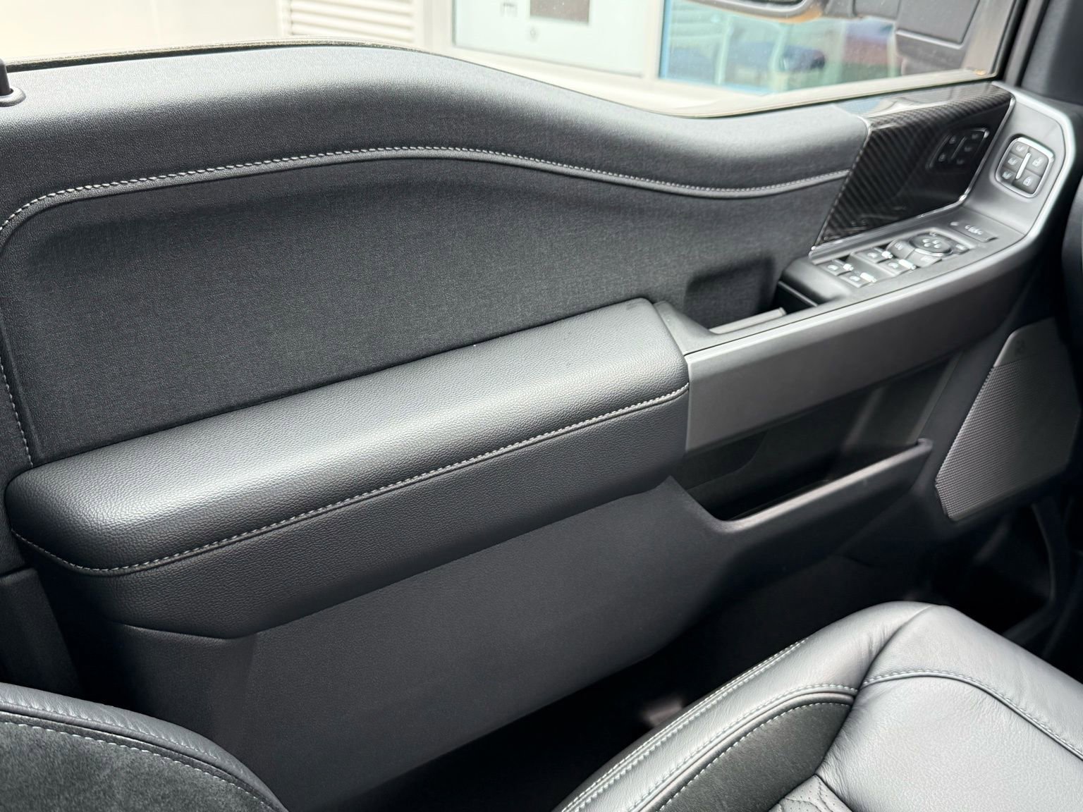 New 2026 Ford F250 Lariat w/ Black Appearance Package image 37