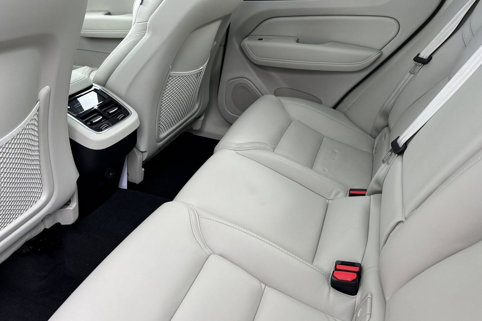 Used 2026 Volvo XC60 B5 Ultra w/ Protection Package Premier image 12