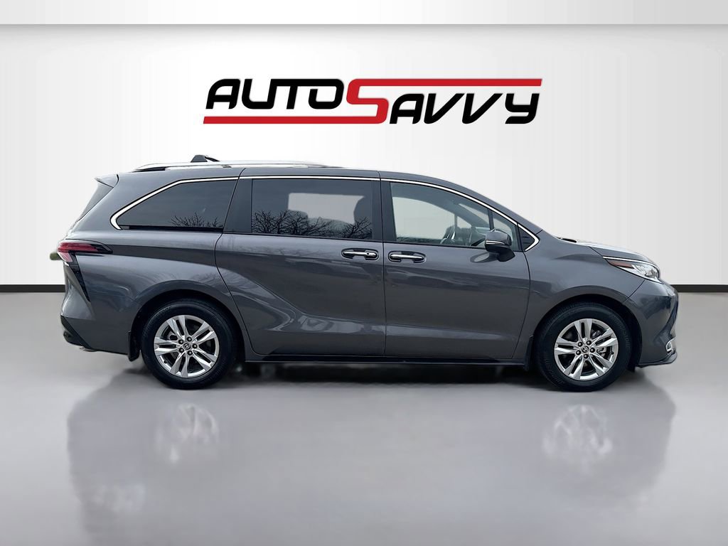 Used 2025 Toyota Sienna Limited image 8