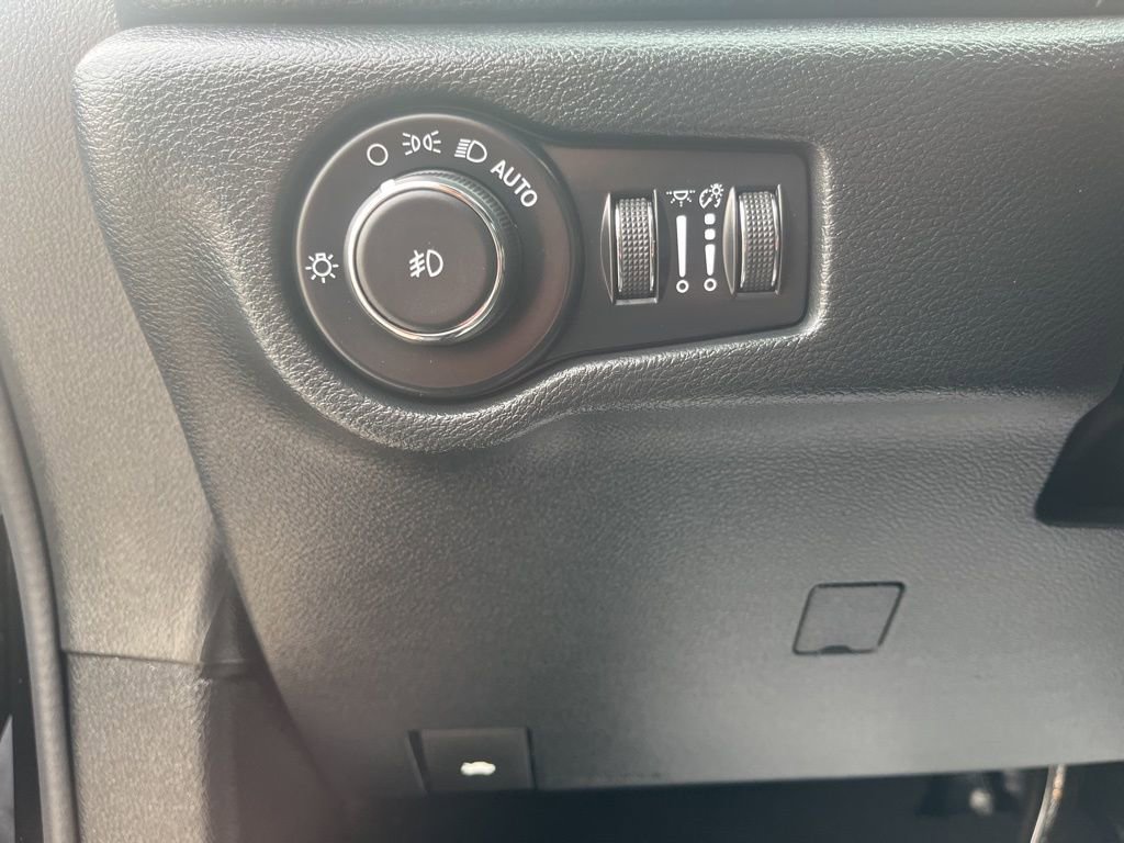 Used 2025 Chrysler Pacifica Limited image 12