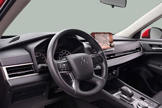 Used 2024 Mitsubishi Outlander ES image 11