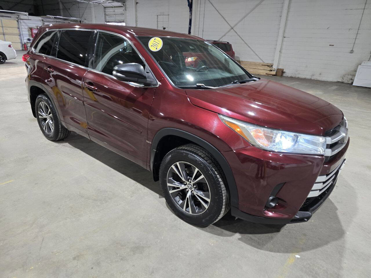 Used 2017 Toyota Highlander LE AWD/4WD image 19