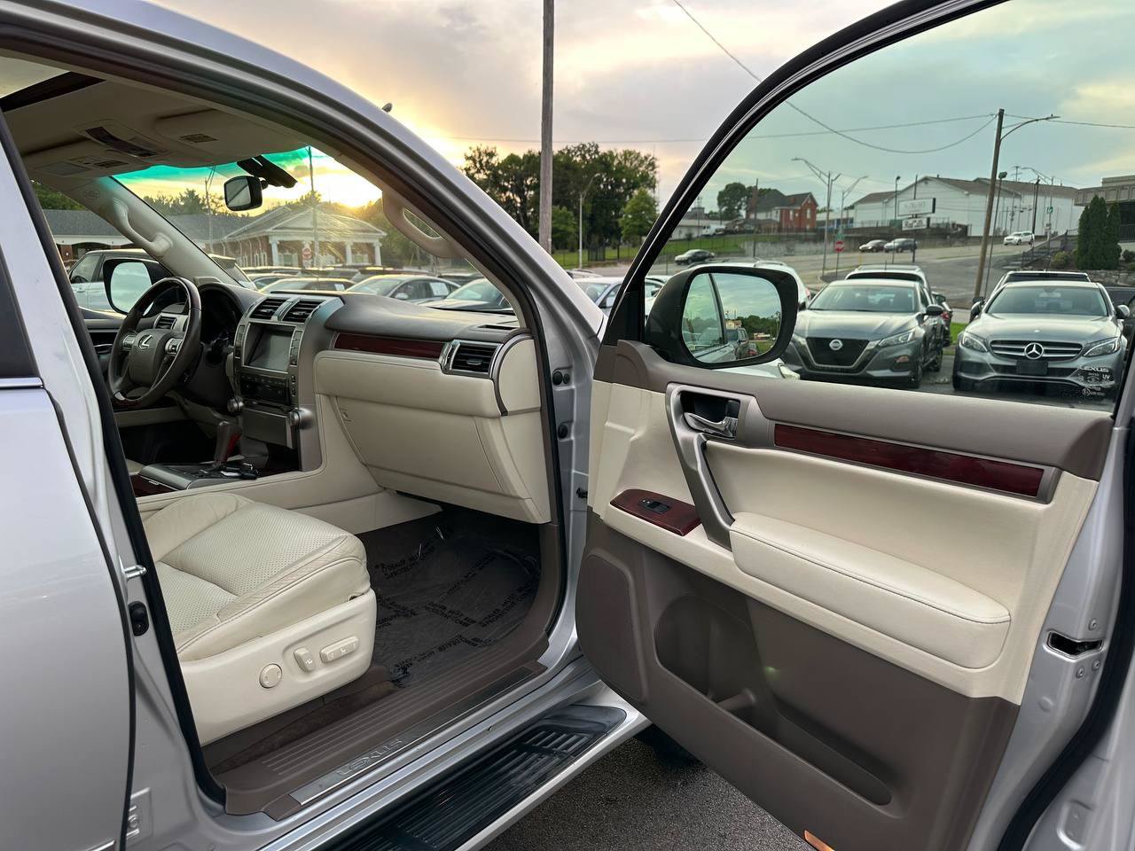 Used 2012 Lexus GX 460 w/ Comfort Plus Pkg AWD/4WD image 27