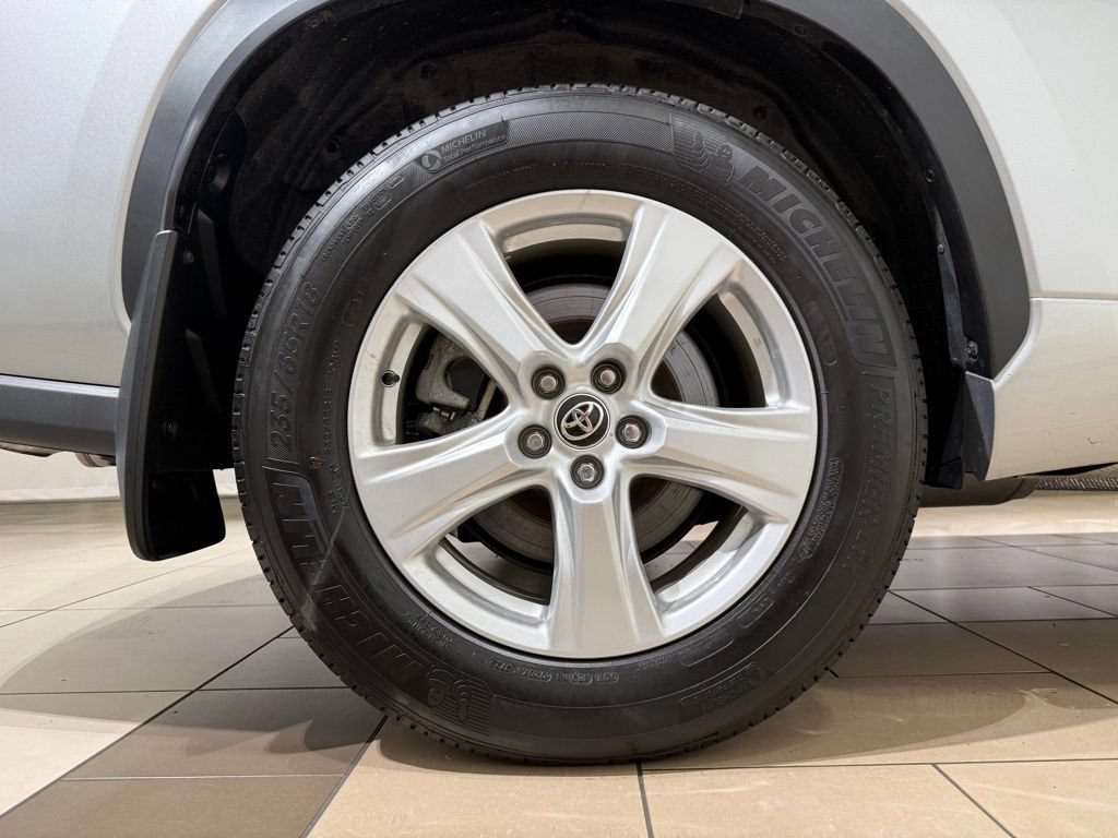 Certified 2025 Toyota Highlander LE AWD/4WD image 9