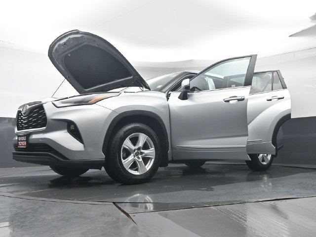 Used 2022 Toyota Highlander LE AWD/4WD image 46