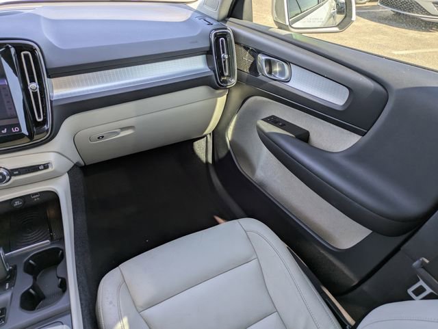 Used 2019 Volvo XC40 T5 Momentum image 17