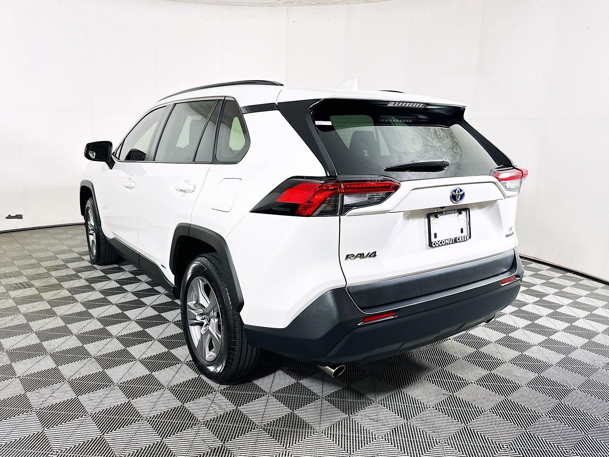 Used 2022 Toyota RAV4 LE AWD/4WD image 5