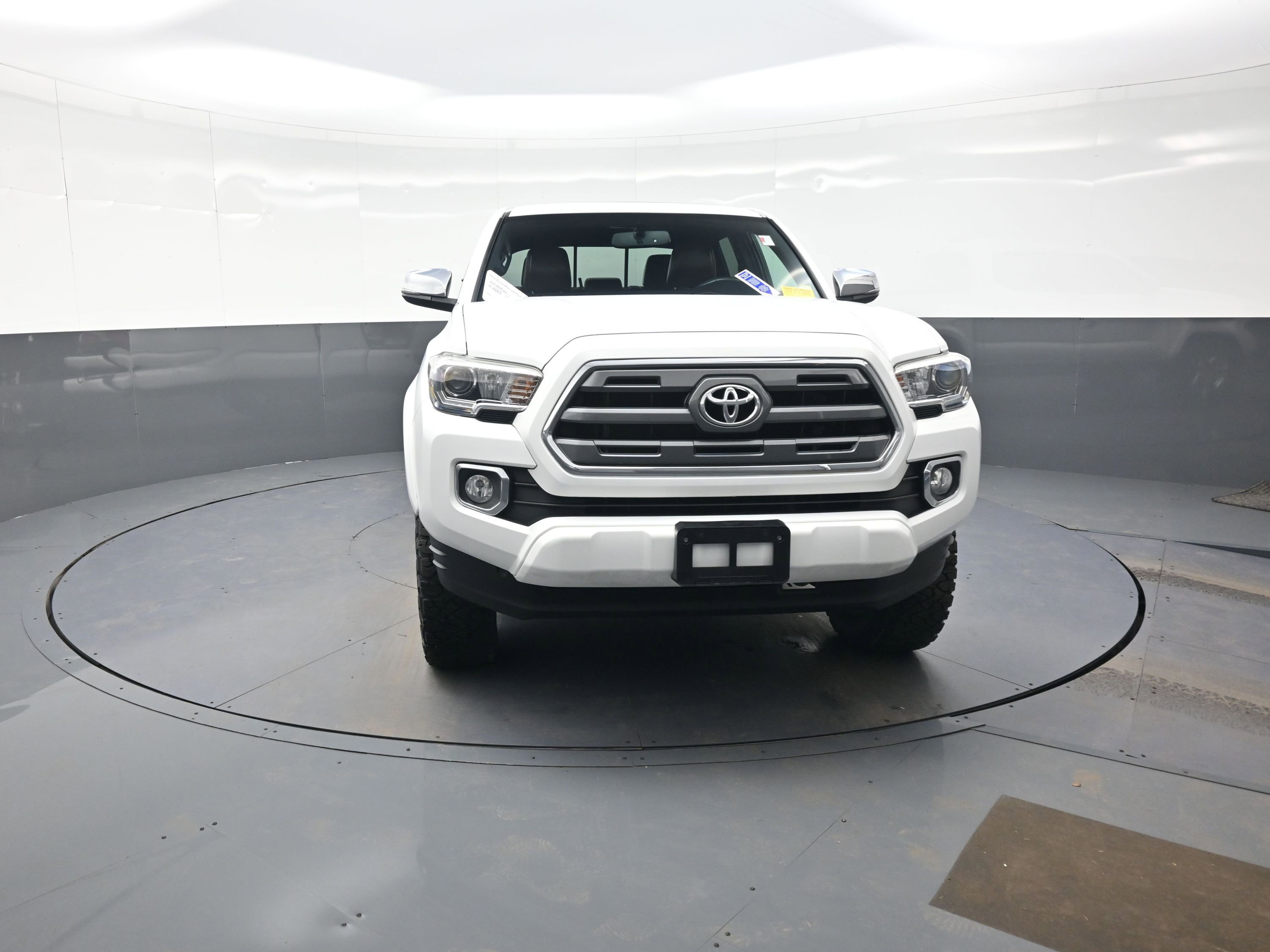 Used 2017 Toyota Tacoma Limited w/ Tow Package AWD/4WD image 8