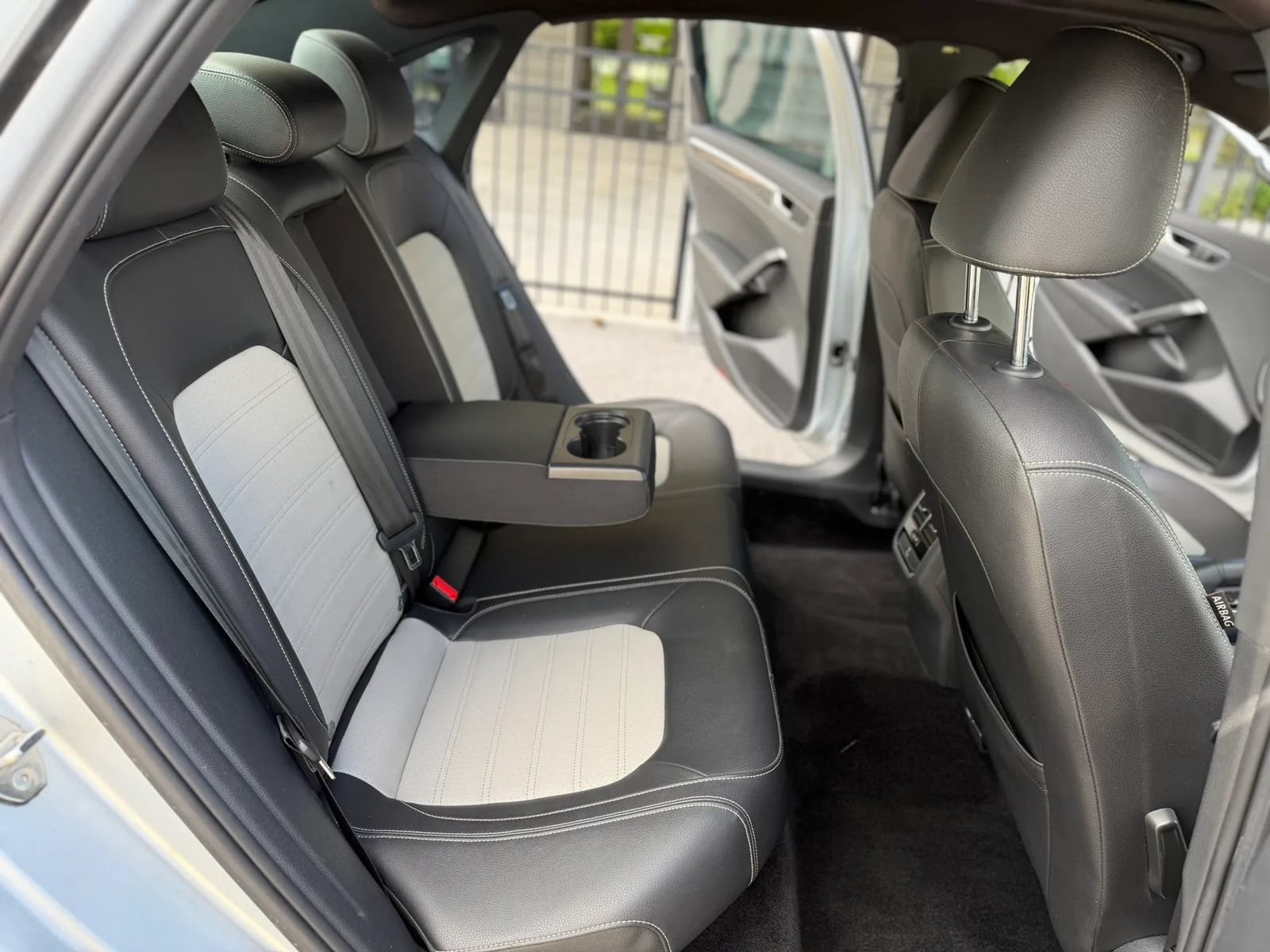 Used 2018 Volkswagen Passat 3.6 FWD image 14