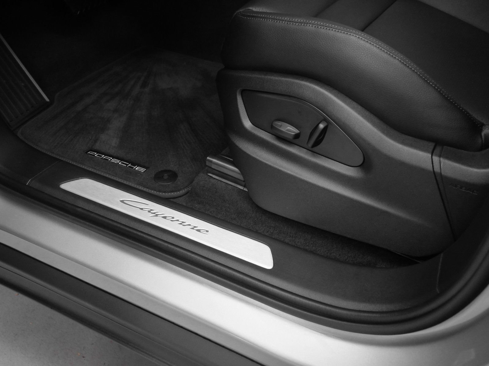 Certified 2025 Porsche Cayenne image 23