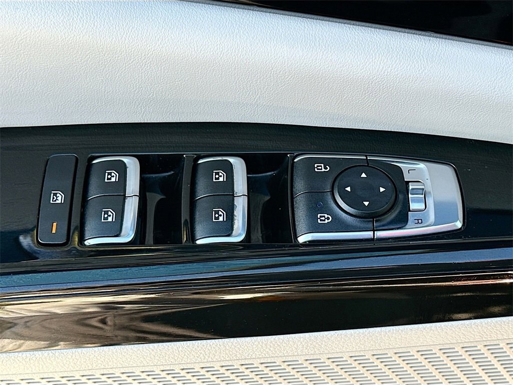 Used 2022 Kia Carnival EX image 18