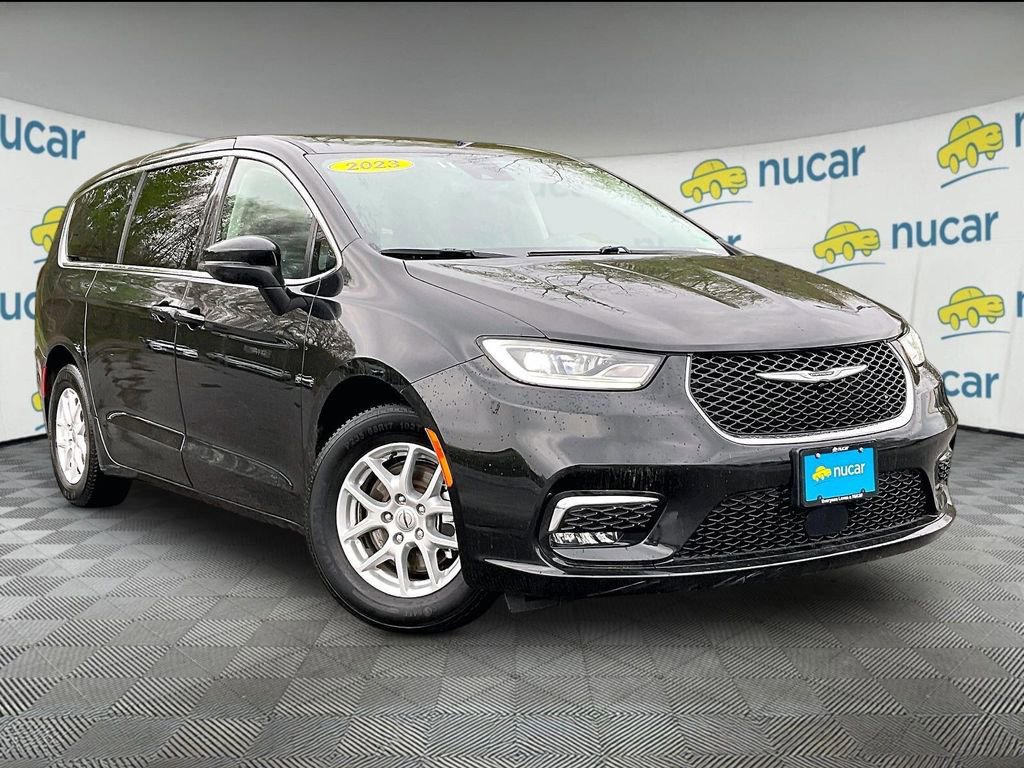Used 2023 Chrysler Pacifica Touring-L FWD image 1