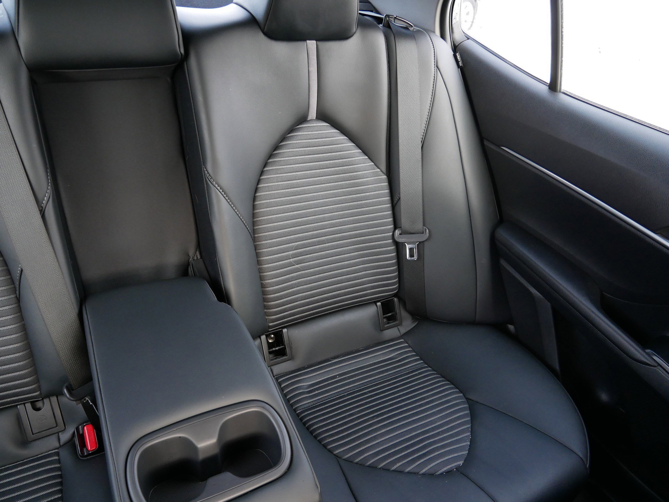 Used 2020 Toyota Camry SE image 14