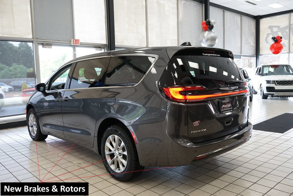 Used 2023 Chrysler Pacifica Touring-L AWD/4WD image 4
